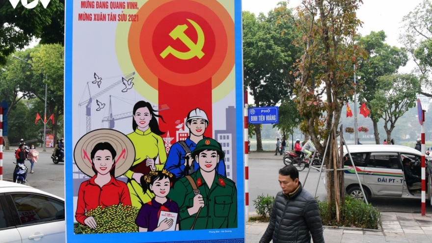 Thủ đô Hà Nội trang hoàng pano, áp-phích chào mừng Đại hội Đảng lần thứ XIII